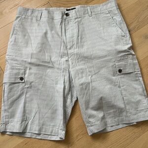 Mens size 38 Calvin Klein cargo short. New without tags